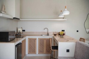 Micro-ondes, plaque de cuisson, cafetière/bouilloire, grille-pain