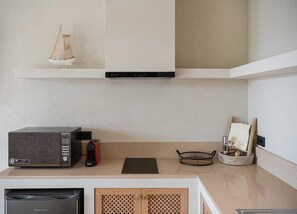 Kühlschrank, Mikrowelle, Herdplatte, Wasserkocher mit Kaffee-/Teezubehör