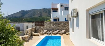 3-bedroom Airy Villa with a Pool