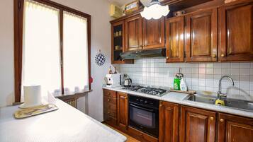 Kühlschrank, Herdplatte, Wasserkocher mit Kaffee-/Teezubehör