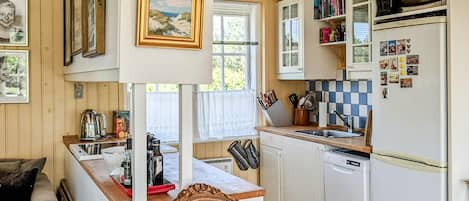 Fridge, stovetop, dishwasher, cookware/dishes/utensils