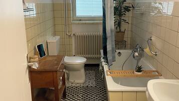 SĂšche-cheveux, serviettes fournies, savon, papier toilette