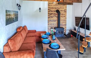 Televisión, chimenea, futbolito