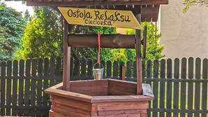 Eine Holzhütte mit einem Schild, auf dem "Ostojca Relaksu Csecioška" steht.