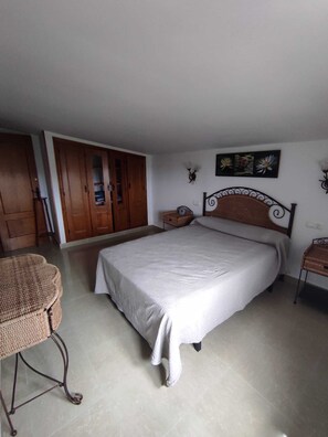 3 bedrooms, bed sheets
