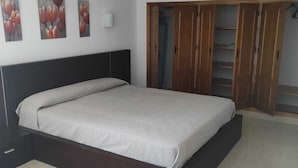 3 bedrooms, bed sheets