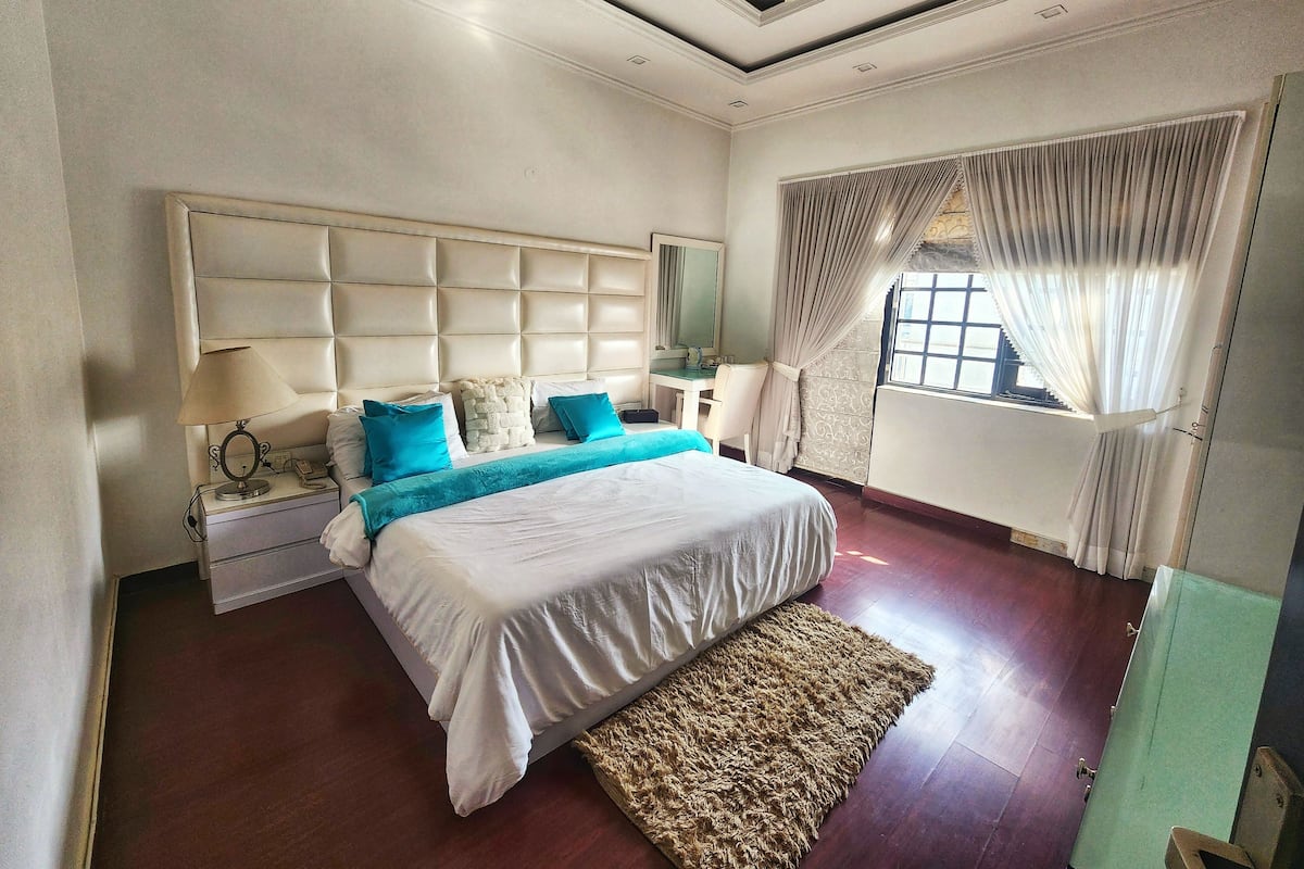 Premier Room, City View | Desk, laptop workspace, free WiFi