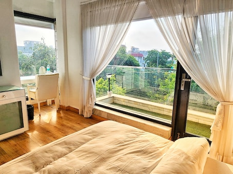 Desk, laptop workspace, free WiFi