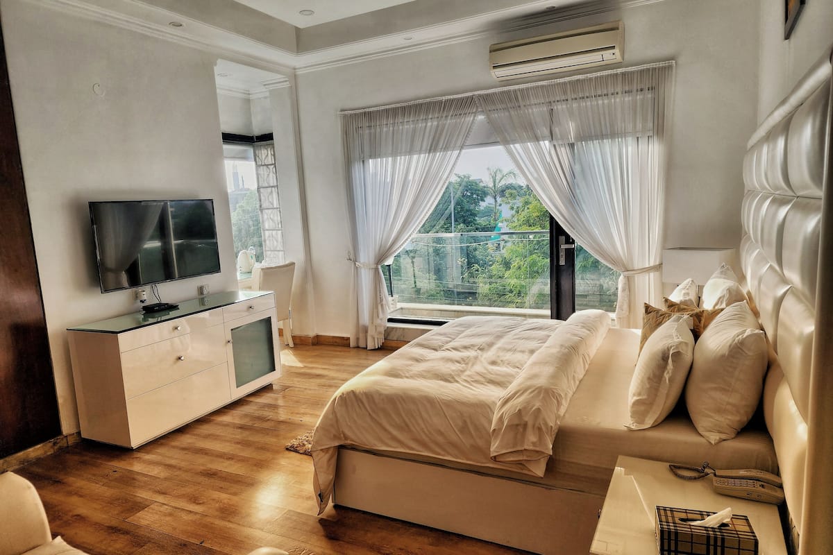 Royal Room, Balcony, City View | Desk, laptop workspace, free WiFi
