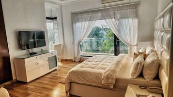 Royal Room, Balcony, City View | Desk, laptop workspace, free WiFi
