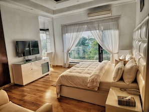 Royal Room, Balcony, City View | Desk, laptop workspace, free WiFi - The G8 Noida (Noida)