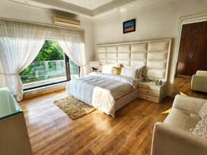 Chambre Royale, balcon, vue ville