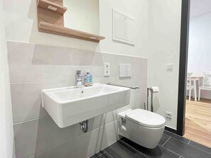 Serviettes fournies, savon, papier toilette