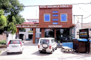 Parking - Hotel Murliwala Gopala (Govardhan)