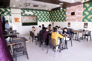 Outdoor dining - Hotel Murliwala Gopala (Govardhan)
