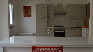 Kühlschrank, Mikrowelle, Herdplatte, Hochstuhl