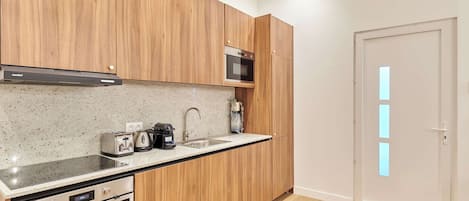 Apartamento | Cozinha privada | Geladeira, micro-ondas, cafeteira/chaleira, chaleira elétrica