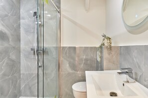 Apartment | Bathroom | Hair dryer, towels, soap, shampoo