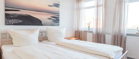 2 bedrooms, travel cot, free WiFi, bed sheets