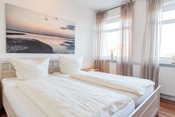 2 bedrooms, travel crib, free WiFi, bed sheets