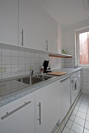 Jääkaappi, uuni, liesi, astianpesukone