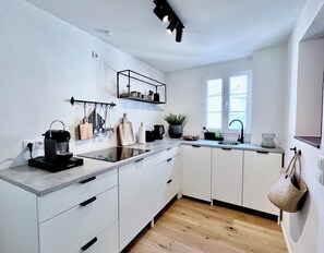 Kjøleskap, mikrobølgeovn, kokeplater og oppvaskmaskin