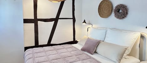Desk, iron/ironing board, WiFi, bed sheets
