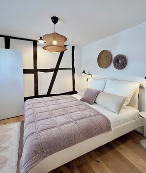 Escritorio, tabla de planchar con plancha, wifi y ropa de cama