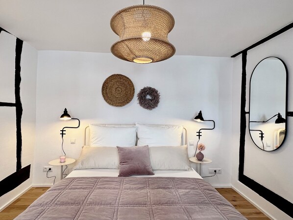 Desk, iron/ironing board, WiFi, bed sheets
