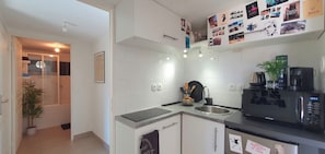 Four à micro-ondes, un four, surface de cuisson