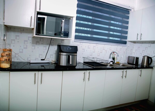 Geladeira, micro-ondas, cooktop, chaleira elétrica