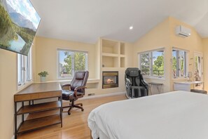 4 bedrooms, desk, iron/ironing board, travel cot - Heart of Cherry Creek | Group Retreat | Hot Tub (Denver)