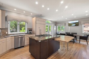 Réfrigérateur, four à micro-ondes, un four, surface de cuisson