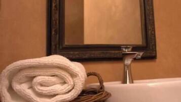 Douche, savon, papier toilette