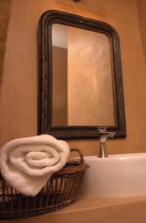 Een douche, zeep, toiletpapier