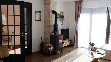 TV connectée, cheminée, livres