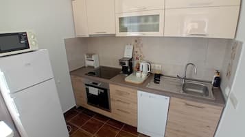 Geladeira, micro-ondas, fogão, cooktop