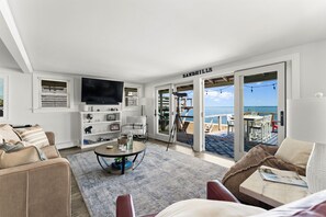 Smart TV - Soak in the Hot Tub! Water Views and Ocean Scent! (Scituate)