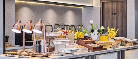 Daily self-service breakfast (CNY 38 per person)