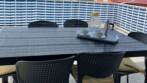 Outdoor dining - Apartments Sun 4 You - One Bedroom Apartment With Terrace and Sea View (Karlobag)