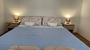 2 bedrooms - Apartments Sun 4 You - One Bedroom Apartment With Terrace and Sea View (Karlobag)