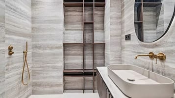 Asciugamani, sapone, carta igienica