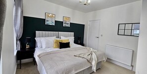 3 chambres, fer et planche à repasser, Wi-Fi, draps fournis