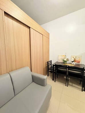 콘도, 침실 1개, 발코니, 시내 전망 | 내부