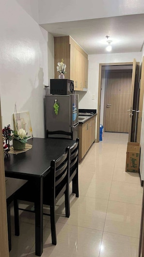 Condo, 1 Bedroom, Balcony, City View | Dining - Metros Hideaway Shore 2 Tower 1 (Pasay)