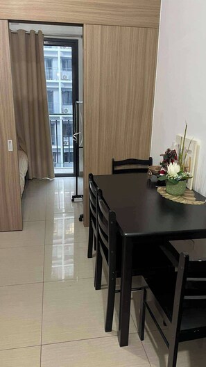 Condo, 1 habitación, balcón, vista a la ciudad | Restaurantes