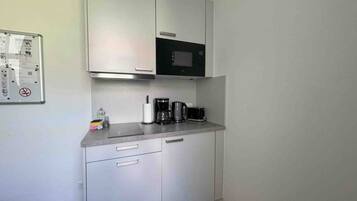 Kühlschrank, Mikrowelle, Herdplatte, Geschirrspüler