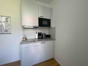 Réfrigérateur, micro-ondes, plaque de cuisson, lave-vaisselle