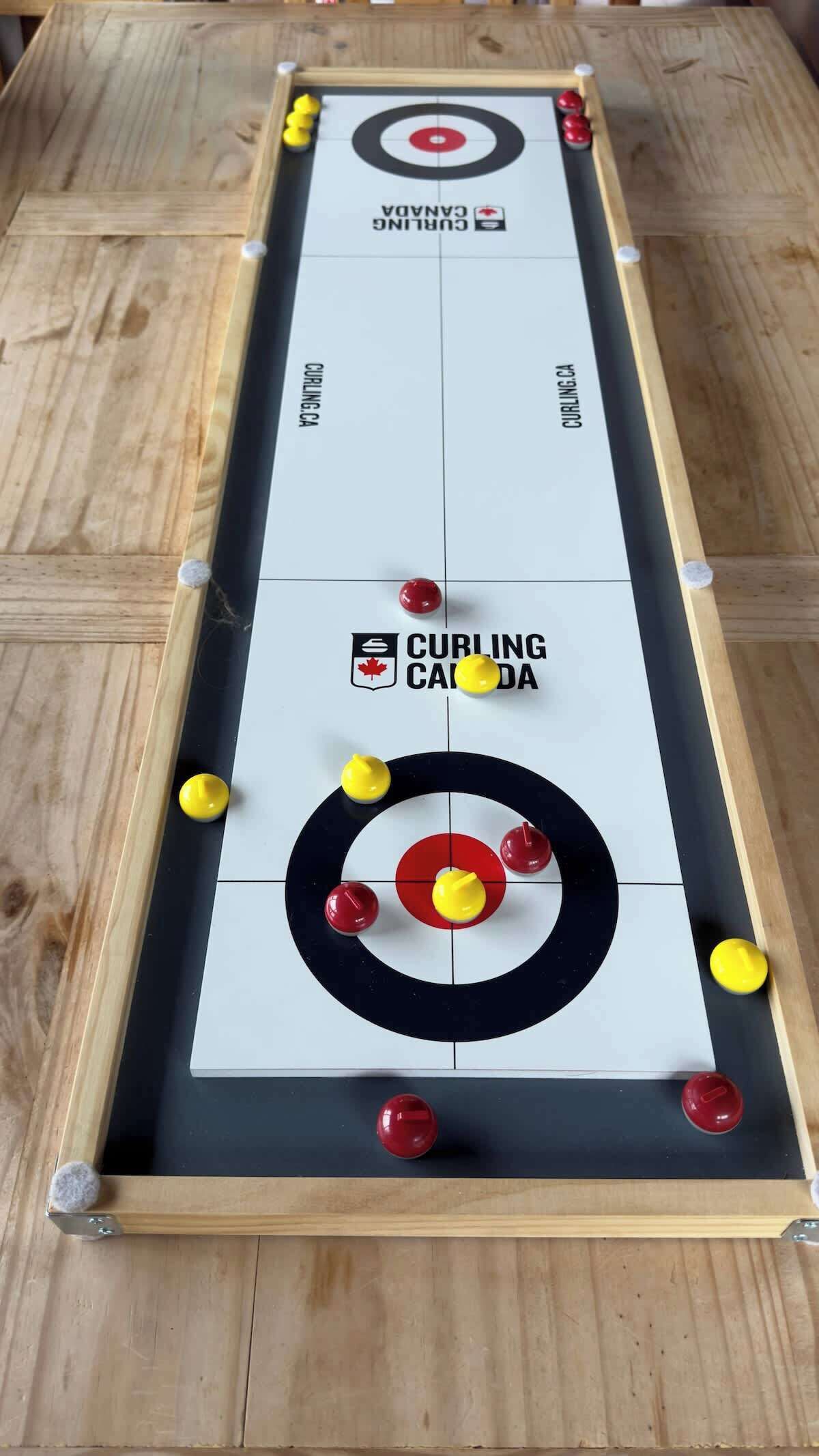 En curlinghall med en logotyp och text som visar att den är ansluten till Curling Canada.