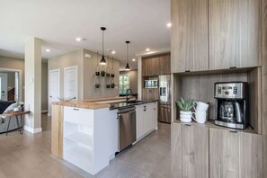 Interior - L'Audacieux - SPA, pool table, arcade (Petite-Rivière-Saint-François)